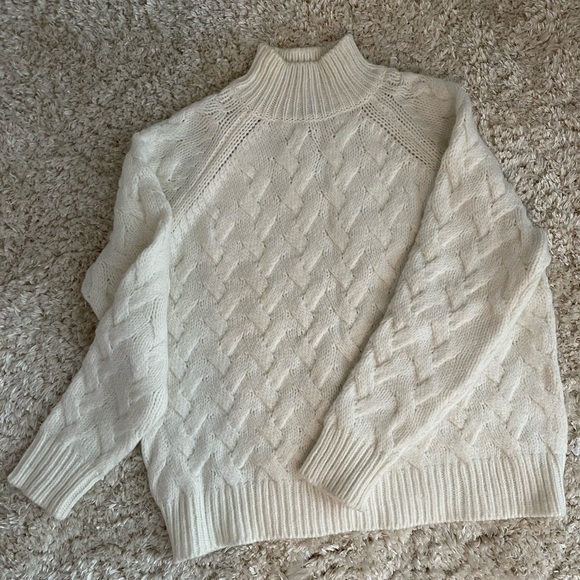 Vince Camuto fisherman cable knit sweater. - Picture 2 of 5